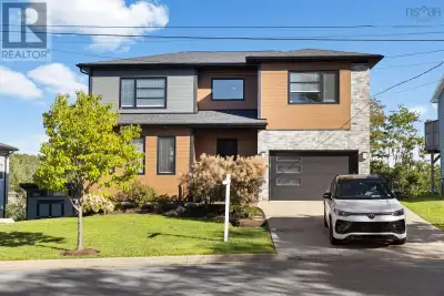 Contemporary family living in a controlled-access cul-de-sac community in old Bedford. This eight ye...