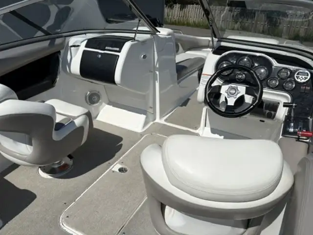 2010 Sea-Doo 230 CHALLENGER in Powerboats & Motorboats in Trenton - Image 4