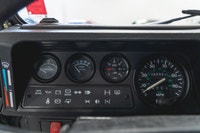 Découvrez le summum de lartisanat britannique avec ce Land Rover Defender 110 1987, restauré sur mes... (image 4)