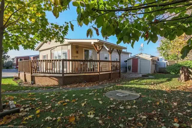 UPDATED BUNGALOW IN GOLDEN HORSESHOE ESTATES - 2 BED, 1 BATH in Houses for Sale in Hamilton - Image 11