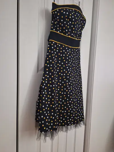 Jolie robe sans manche (Taille: 9) Marque: Colori, fait au Canad, View more