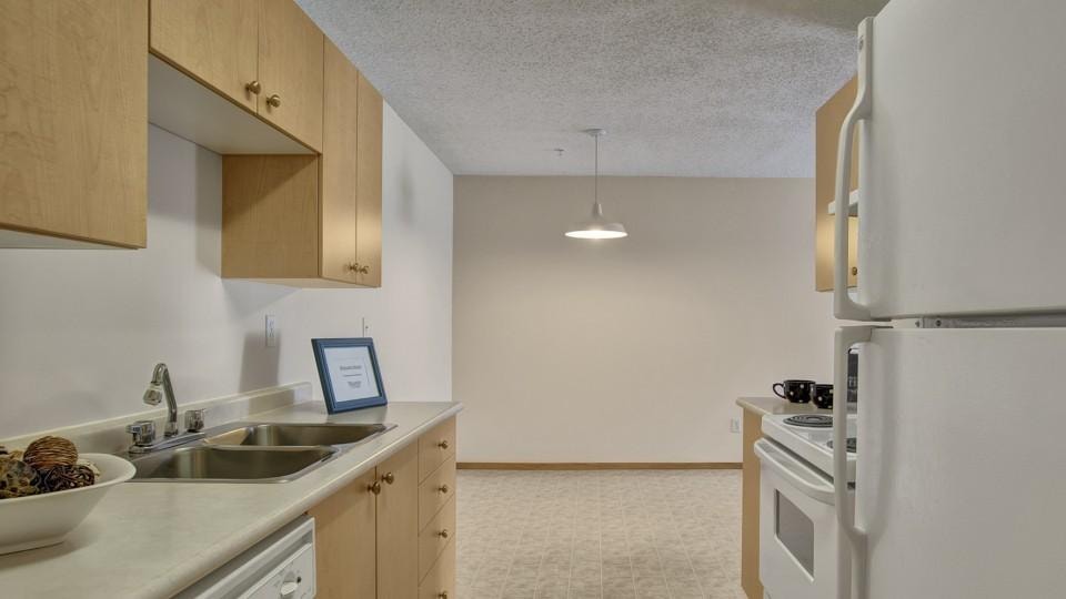 Spacious 1 bedroom, available in Garden City! 3