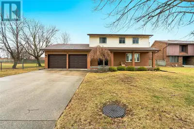 This one owner home is looking for a new family to create memories! Wonderful 2 storey 4 bed, 3.5 ba...