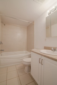 Akelius one bedroom apartment for rent. Located near Av. Wilderton in the Notre-Dame-De-Grace neighb... (image 7)