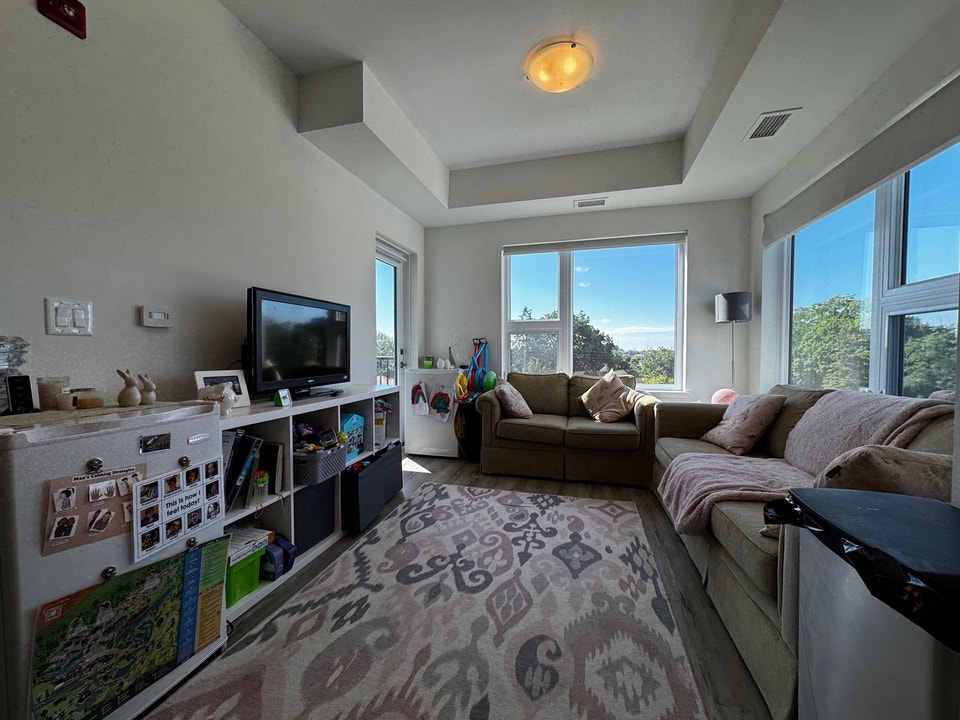 Charming 2 Bedroom Condo in Kitchener! (Unit 412) 5