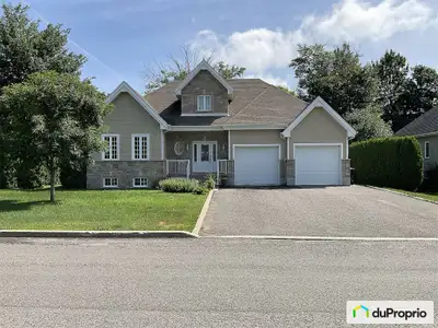 Maison avec 5 grandes chambres, garage double dans un quartier paisible près d'une garderie, de parc...