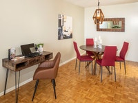 Located in Ottawa South, The Oaks offers excellent value and convenience, featuring an outdoor pool,... (image 1)