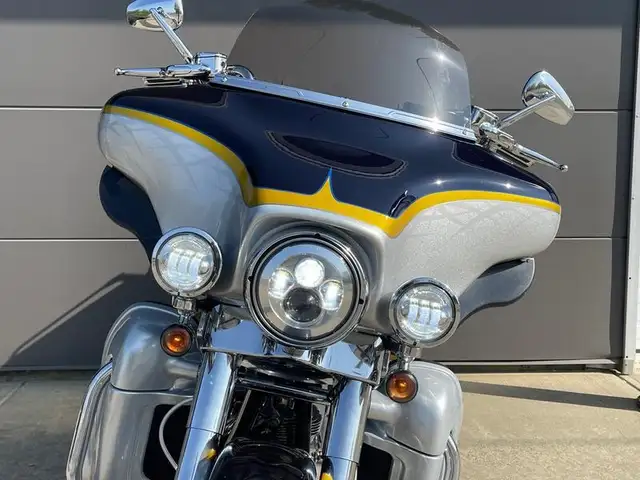 2012 Harley-Davidson FLHTCUSE7 - CVO Ultra Classic Electra Glide in Sport Touring in Edmonton - Image 18