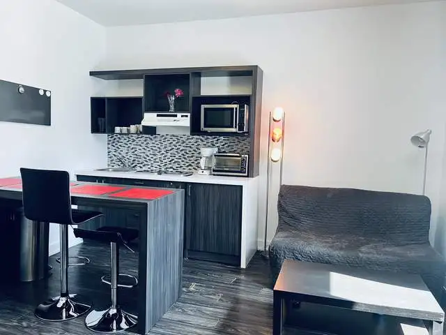 Metro Berri-UQAM studio , une chambre fermée, fevrier