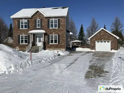 Découvrez cette magnifique résidence, nichée sur un terrain de coin, offrant un cadre de vie apaisan...