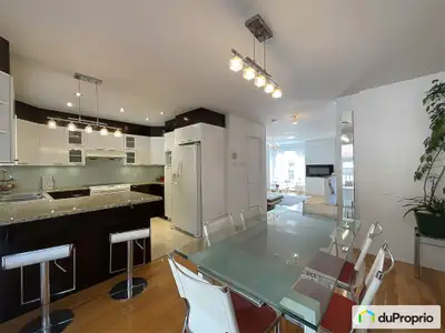 Superbe maison de ville idéalement située au sud-ouest de Montréal, dans un quartier residentiel cal...