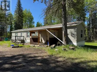 Affordable acreage in the Wolf Creek area, backing onto County land! BRAND NEW CARPETS BEING PROFESS...
