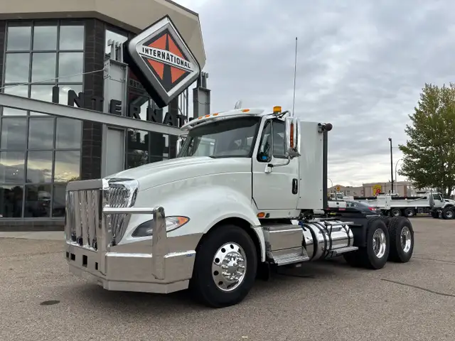 2016 International Prostar Daycab, Cummins engine, 18spd Manual in Heavy Trucks in Saskatoon - Image 5