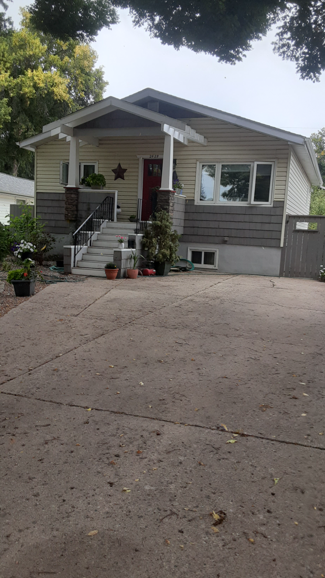 1 Bdrm Furnished and stocked - Eastside off street Park