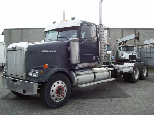 2000 Western Star 4964 FX Daycab in Heavy Trucks in Burnaby/New Westminster - Image 2