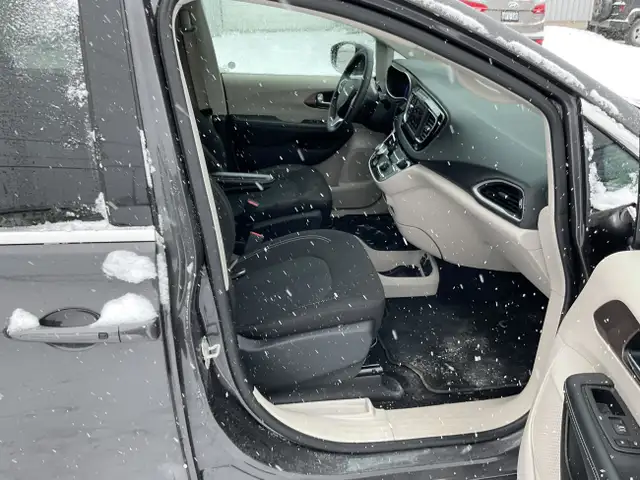 2023 Chrysler Grand Caravan SXT in Cars & Trucks in Ottawa - Image 11