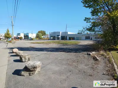 Terrain à vendre Possibilité de construction multifamiliale 13 logements et plus. Documents disponib...