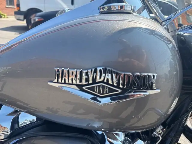 2017 Harley-Davidson Road King ~ VANCE & HINES ~ CANADIAN ~ 107C in Sport Touring in City of Toronto - Image 31