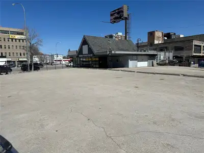 712 Portage Avenue Winnipeg, Manitoba