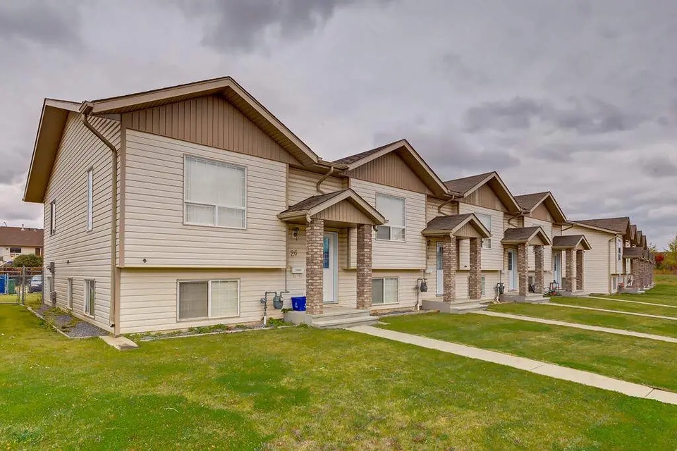 Modern Townhomes with Backyard - Kitson Close Townhomes - House 3