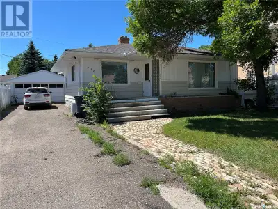 NICE BUNGALOW IN TOWN OF GRAVELBOURG!! This property could be a revenue property for someone as the...