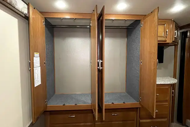 2018 Holiday Rambler Admiral 30U – Pre-Owned Class A Motorhome.  in RVs & Motorhomes in Red Deer - Image 40