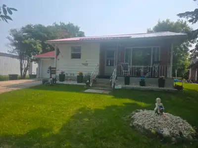 21 Winnipeg St in EMERSON, Mb. Retirement home/ small family/ investment Smaller 834 square footage...