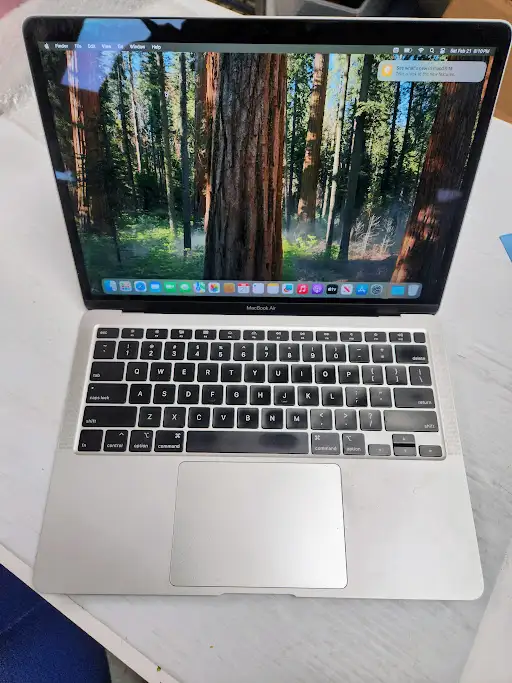 MacBook AIR 13"  (2020) Core I3 8gb Ram in Laptops in Calgary - Image 2
