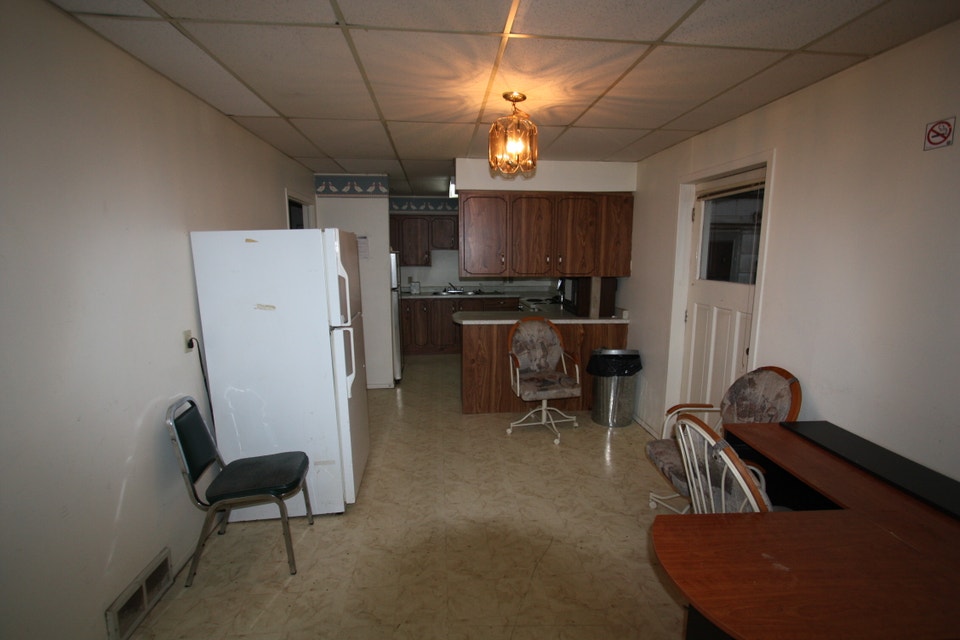 All Inclusive Rooms 4 Rent above Tang's Chinese Restaurant-173 C 4
