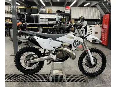 2025 Husqvarna TE 300 PRO Husqvarna TE 300 PRO 2025 Les photos peuvent être à titre indicatif et san...