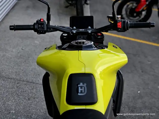 2025 Husqvarna Vitpilen 801 DEMO in Street, Cruisers & Choppers in Oshawa / Durham Region - Image 12