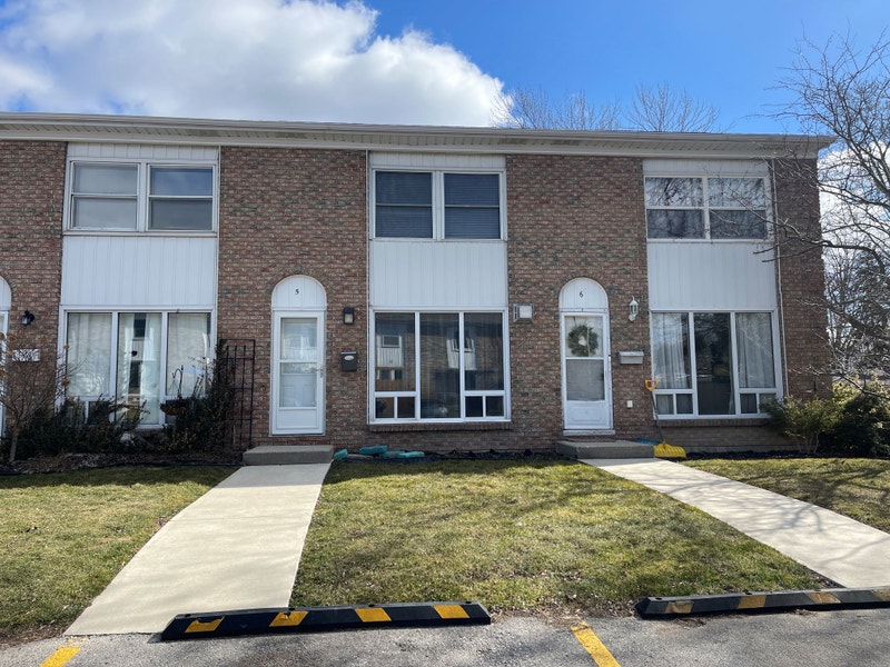 Beautifully Designed for Entertaining!! 2 Bedroom Townhouse Long Term