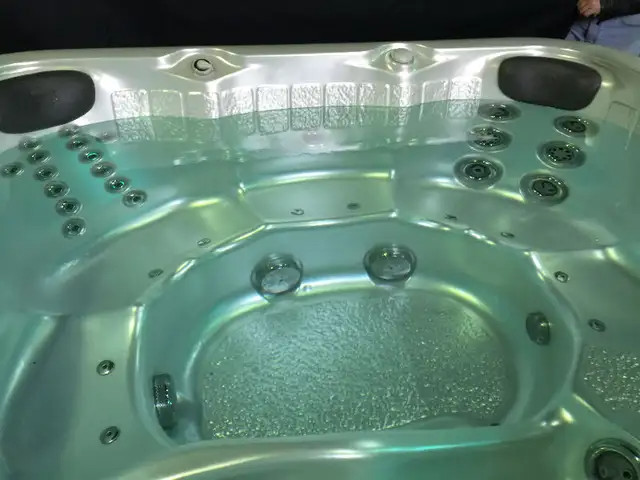 Used Hot Tubs that work perfectly. dans Spas et piscines  à St. Catharines - Image 4