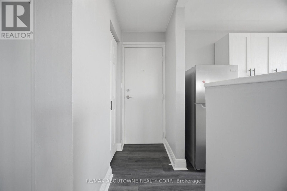 5 - 133 NORTH SERVICE ROAD E Oakville (CP College Park), Ontario 5