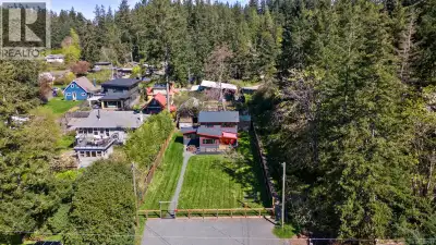 Surrounded by parks, beaches and community. Croteau Beach is one of the most treasured communities i...