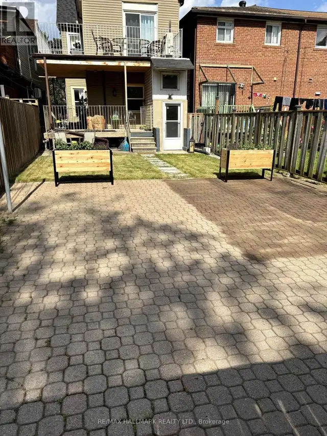 UPPER - 18 PAPE AVENUE Toronto (South Riverdale), Ontario in Long Term Rentals in City of Toronto - Image 17