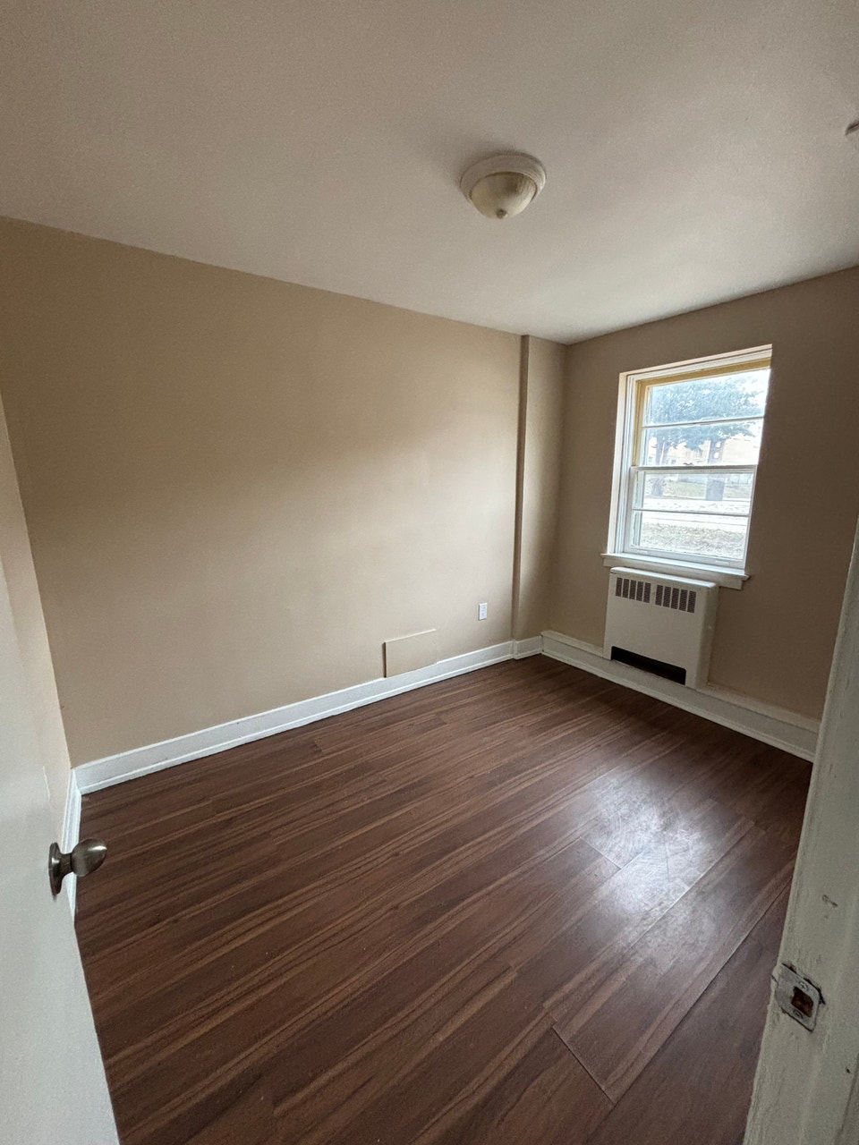 All util incl, close 2 hospital & shopping! Laundry on site @515 4