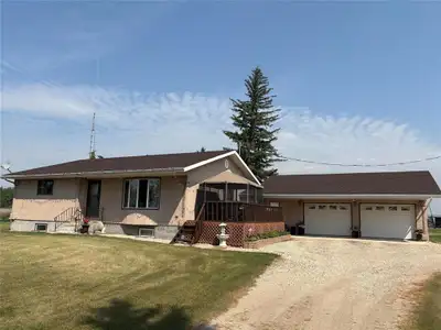 R31//Ste Rose Du Lac/A RARE 20.44-ACRE OPPORTUNITY TO LIVE, WORK & PLAY! This spacious 1392 sq ft bu...