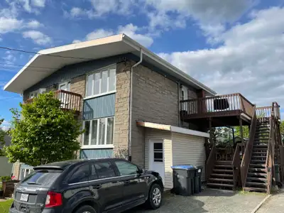 418-655-8281 À voir au 125 rue Joseph-Garant à Lévis, superbe grand 5 1/2, situé au 2e et dernier ét...