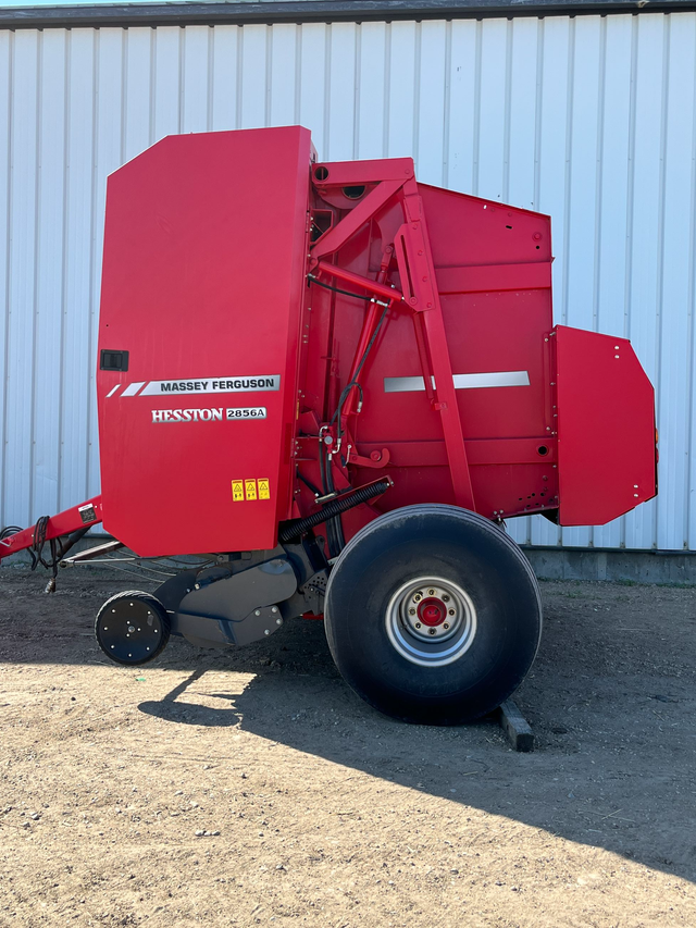 2010 MASSEY FERGUSON 2856A in Farming Equipment in Moose Jaw - Image 3