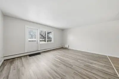 Amenities: Balconies • Affordable Parking • In-suite Storage Suite & Building: Spacious and newly re...