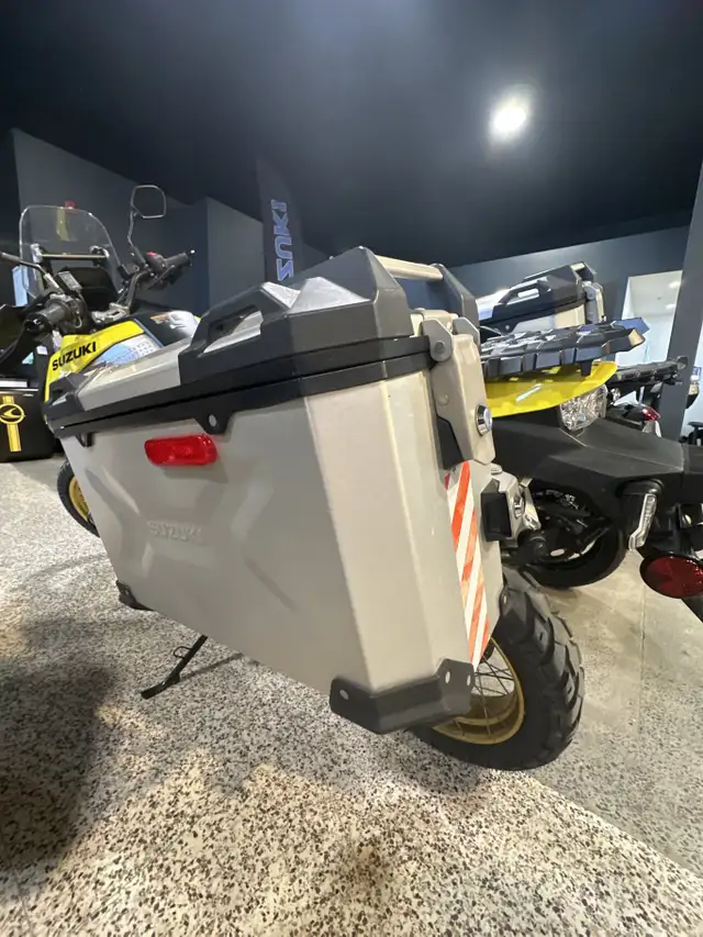 2023 Suzuki V-STROM 1050DE Champion Yellow No.2 / Metallic Mat S in Street, Cruisers & Choppers in Ottawa - Image 4
