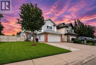 Welcome to 67 Douglas Ridge View SE, a beautifully maintained two-storey family home located in the...