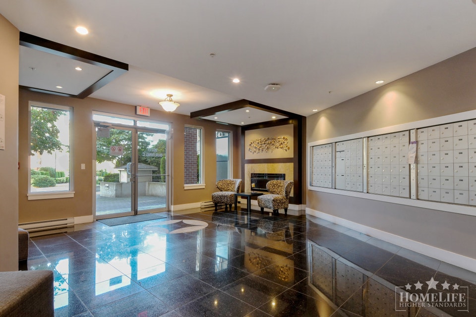 Spacious 2-Bedroom + Den Condo in Elements, Langley 3