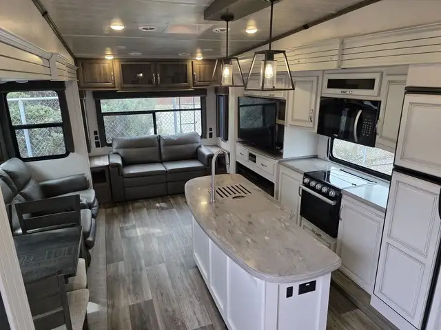 2022 Keystone RV Cougar Premium 355FBS in Travel Trailers & Campers in Penticton - Image 14