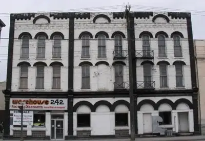 9A//Winnipeg/Warehouse corner location electrical and plumbing in thew 242 building, with lots of wi...
