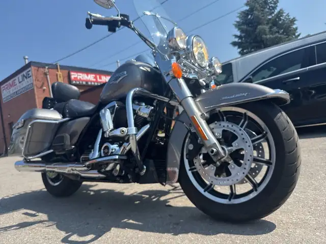 2017 Harley-Davidson Road King ~ VANCE & HINES ~ CANADIAN ~ 107C in Sport Touring in City of Toronto - Image 30