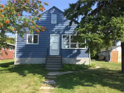 R32//Rossburn/Little gem that could be a place to start out as a first home or a great rental unit....
