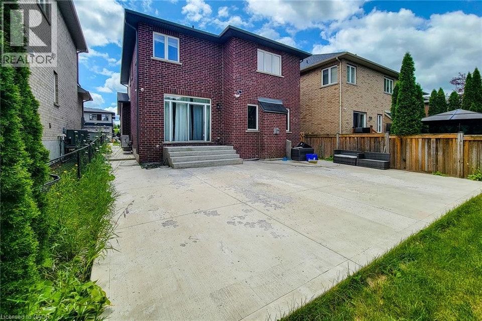 8 SECINARO Avenue Ancaster, Ontario 5