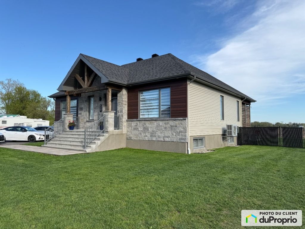$879,900 - Bungalow for sale in St-Stanislas-De-Kostka — photo 1